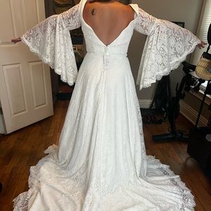 Carrafina Wedding Dress, never worn! Size 16. Will need alterations.